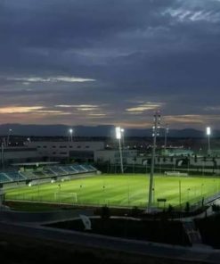 ĐÈN LED SÂN BÓNG ĐÁ NĂNG LƯỢNG MẶT TRỜI GIÁ RẺ – GIẢI PHÁP CHIẾU SÁNG THÔNG MINH, TIẾT KIỆM & BỀN BỈ